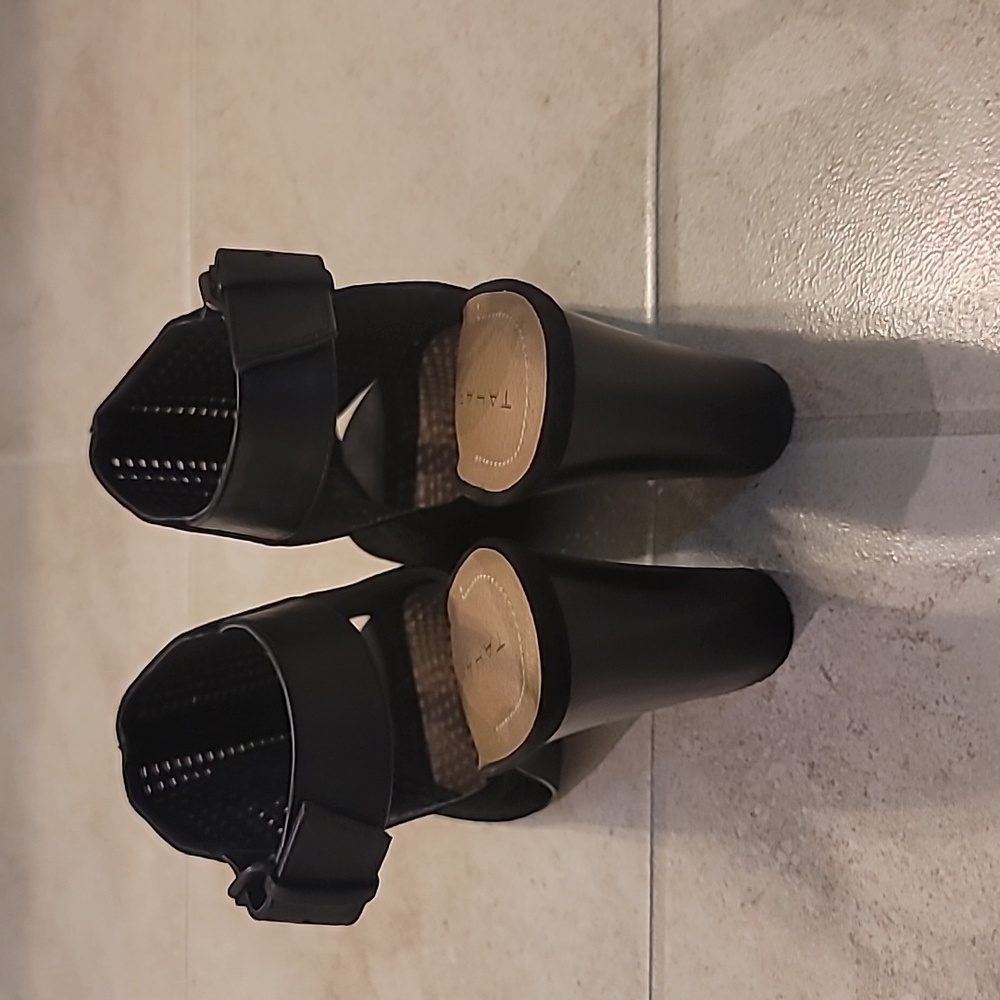 Sandals - Picture 3 of 3